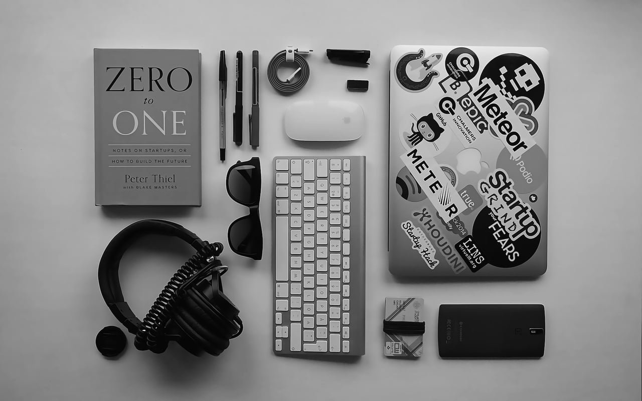 laptop-desk-computer-mobile-book-black-and-white-1076276-pxhere.com